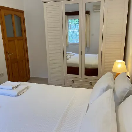 Beach House With Direct Access To Private Beach Near Bodrum 度假居 *